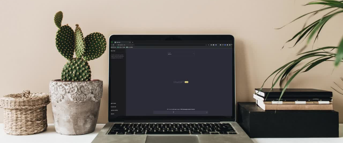 ChatGPT am Bildschirm Das Bild zeigt einen aufgeklappten Laptop mit der Benutzeroberfläche von ChatGPT.
